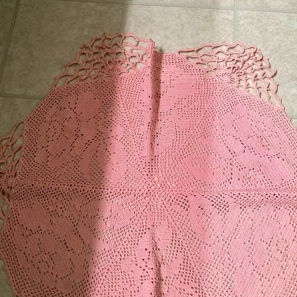 VTG Crocheted pink Octagon shaped small table cover. Measures 26 inches across